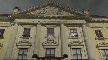 Rathaus Lauingen 'de, Stadt Landkreis Dillingen an der Donau im bayerungsbezirk Schwaben, Deutschland, Bayern im Sommer. Nordseite mit Eingang. Dış görünüş tarihi belediye binası. 