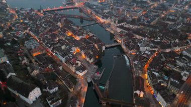 Stadtbild von Luzern Luftaufnahme, Schweiz bei Nacht mit Stadtlichtern, nebligem Wetter. Luftbild vom Fluss Reuss und allen bekannten Bruecken am Abend. Gece Lucerne şehir merkezinin havadan görünüşü