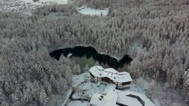 Grainau bei Garmisch-Partenkirchen 'de Badersee kleiner Bergsee, Deutschland Luftaufnahme im Winter. Greinau 'daki dağ gölü. Zümrüt yeşilinden kristal berrak su. Kışın hava manzarası.. 