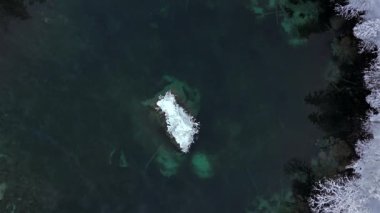 Grainau bei Garmisch-Partenkirchen 'de Badersee kleiner Bergsee, Deutschland Luftaufnahme im Winter. Greinau 'daki dağ gölü. Zümrüt yeşilinden kristal berrak su. Kışın hava manzarası.. 
