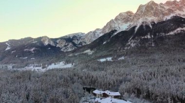 Grainau bei Garmisch-Partenkirchen 'de Badersee kleiner Bergsee, Deutschland Luftaufnahme im Winter. Greinau 'daki dağ gölü. Zümrüt yeşilinden kristal berrak su. Kışın hava manzarası.. 