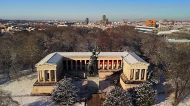 Bavyera-Heykel ve Ruhmeshalle an der Theresienwiese Munchen, Deutschland Luftaufnahme im Winter. Bavyera heykeli ve grubun aslan parçası ayrıca onur salonunu ve merdiven manzarasını da içeriyor.. 