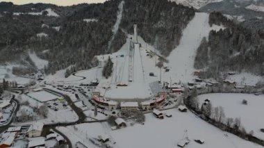 Deutschland, Bayern, Garmisch-Partenkirchen Olympiaschanze Luftaufnahme im Winter. Olympia Skistadion, Garmisch-Partenkirchen Luftansicht 'te. Sprungschanze. Kışın Gudiberg hava sahasında kayak atlayışı.. 
