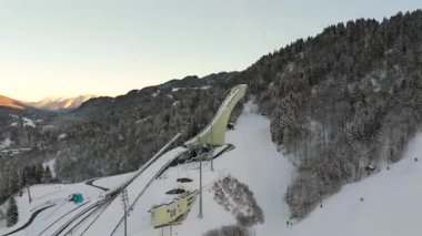 Deutschland, Bayern, Garmisch-Partenkirchen Olympiaschanze Luftaufnahme im Winter. Olympia Skistadion, Garmisch-Partenkirchen Luftansicht 'te. Sprungschanze. Kışın Gudiberg hava sahasında kayak atlayışı.. 
