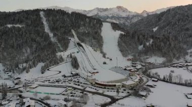 Deutschland, Bayern, Garmisch-Partenkirchen Olympiaschanze Luftaufnahme im Winter. Olympia Skistadion, Garmisch-Partenkirchen Luftansicht 'te. Sprungschanze. Kışın Gudiberg hava sahasında kayak atlayışı.. 