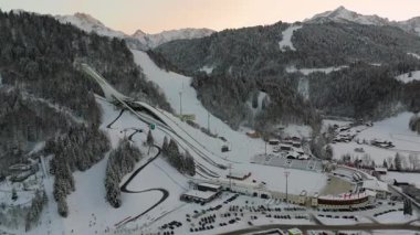 Deutschland, Bayern, Garmisch-Partenkirchen Olympiaschanze Luftaufnahme im Winter. Olympia Skistadion, Garmisch-Partenkirchen Luftansicht 'te. Sprungschanze. Kışın Gudiberg hava sahasında kayak atlayışı.. 