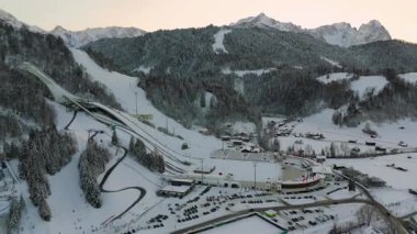 Deutschland, Bayern, Garmisch-Partenkirchen Olympiaschanze Luftaufnahme im Winter. Olympia Skistadion, Garmisch-Partenkirchen Luftansicht 'te. Sprungschanze. Kışın Gudiberg hava sahasında kayak atlayışı.. 