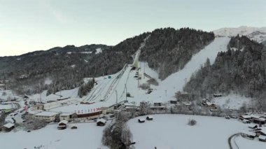 Deutschland, Bayern, Garmisch-Partenkirchen Olympiaschanze Luftaufnahme im Winter. Olympia Skistadion, Garmisch-Partenkirchen Luftansicht 'te. Sprungschanze. Kışın Gudiberg hava sahasında kayak atlayışı.. 