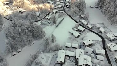 Bayerische Zugspitzbahn Luftaufnahme im Winter bei verschneitem Wetter, Deutschland, Bayern, Grainau. Garmisch Partenkirchen, Almanya 'daki çark treni kışın karlı hava manzaralı. Demiryolunu açın.. 