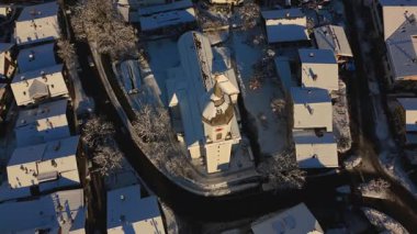 Almanya 'nın Garmisch-Partenkirchen kentinin bir parçası olan Garmisch' teki Katolik kilisesi St. Martin hava manzaralı bir manzarada sergileniyor, manzaranın güzelliğini yukarıdan yansıtıyor.. 