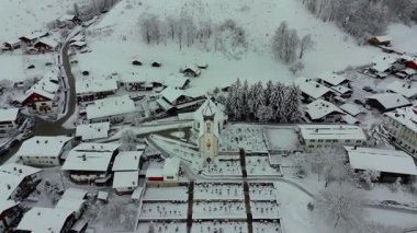 Grainau, Obergrainau 'daki Pfarrkirche St. Johannes der Taeufer, Landkreis Garmisch-Partenkirchen, Bayern, Deutschland, Luftaufnahme im Winter. Kışın Vaftizci Aziz John Kilisesi 'nin hava manzarası