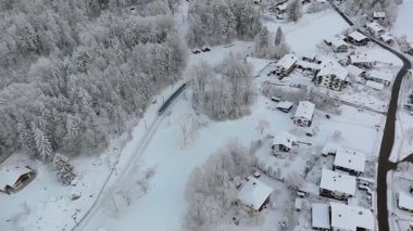 Bayerische Zugspitzbahn Luftaufnahme im Winter bei verschneitem Wetter, Deutschland, Bayern, Grainau. Garmisch Partenkirchen, Almanya 'daki çark treni kışın karlı hava manzaralı. Demiryolunu açın.. 