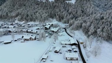 Bayerische Zugspitzbahn Luftaufnahme im Winter bei verschneitem Wetter, Deutschland, Bayern, Grainau. Garmisch Partenkirchen, Almanya 'daki çark treni kışın karlı hava manzaralı. Demiryolunu açın.. 
