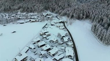 Bayerische Zugspitzbahn Luftaufnahme im Winter bei verschneitem Wetter, Deutschland, Bayern, Grainau. Garmisch Partenkirchen, Almanya 'daki çark treni kışın karlı hava manzaralı. Demiryolunu açın.. 