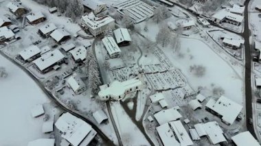 Grainau, Obergrainau 'daki Pfarrkirche St. Johannes der Taeufer, Landkreis Garmisch-Partenkirchen, Bayern, Deutschland, Luftaufnahme im Winter. Kışın Vaftizci Aziz John Kilisesi 'nin hava manzarası
