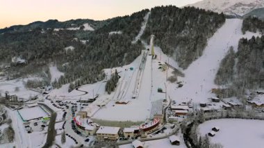Deutschland, Bayern, Garmisch-Partenkirchen Olympiaschanze Luftaufnahme im Winter. Olympia Skistadion, Garmisch-Partenkirchen Luftansicht 'te. Sprungschanze. Kışın Gudiberg hava sahasında kayak atlayışı.. 