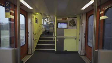 Üst kata çıkan merdivenleri olan çift katlı, modern bir İsviçre treni. Dijital ekranı, kapıları ve tırabzanları olan parlak, temiz bir tasarım. İsviçre 'de toplu taşıma, seyahat ve seyahat. 