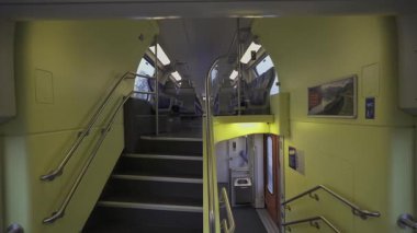 Modern İsviçre çift katlı trenin iç tarafı merdivenlerle üst kata çıkıyor. Geniş ve parlak tasarım, rahat seyahat deneyimi sağlıyor. İsviçre 'yi demiryolu ile gezmek ve keşfetmek. 