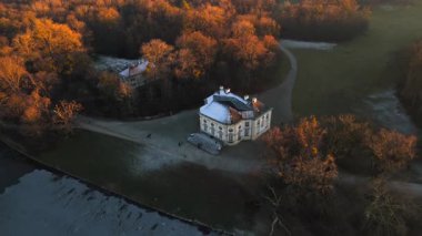 Badenburg Parkburg im Schlosspark Nymphenburg, Deutschland, Muenchen Luftaufnahme. Badenburg, Almanya 'nın Münih kentindeki Nymphenburg Palace Park' ta Badenburg Gölü 'nün güneydoğu ucunda yer almaktadır.. 