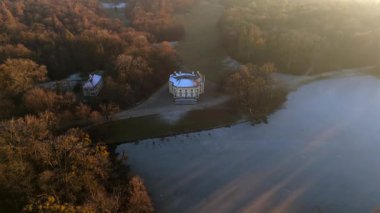 Badenburg Parkburg im Schlosspark Nymphenburg, Deutschland, Muenchen Luftaufnahme. Badenburg, Almanya 'nın Münih kentindeki Nymphenburg Palace Park' ta Badenburg Gölü 'nün güneydoğu ucunda yer almaktadır.. 