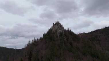Riedersteinkapelle uber Tegernsee. Riederstein şapeli Almanya 'da Bavyera' da Tegernsee Gölü 'nün tepesindeki küçük neo-gotik kilise. Alplerdeki uçurumun kenarındaki küçük beyaz kilise. Hava görüntüsü Riederstein Kapelle. 