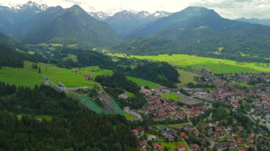 Allgaeu Alplerine kurulmuş Oberstdorf ve ORLEN Kayak Atlama Arena 'nın nefes kesici hava manzarası. Bu ünlü spor salonu ve pitoresk şehir turizm ve macera için en önemli noktalardır.. 