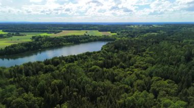 Steinsee bei Munchen Luftaufnahme. Steinsee, Bayern Luftbildansicht 'te. Almanya, Bavyera, Münih yakınlarındaki Stein Gölü hava manzarası. Almanya 'nın en sıcak göllerinden biri. Steinsee orman bölgesinde yer almaktadır.. 
