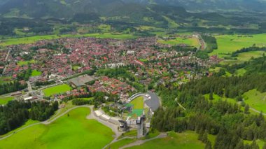 Oberstdorf 'un havadan görünüşü ve Allgaeu Alplerindeki Schattenberg Dağı' ndaki kayak atlayışı. Görkemli tepeler ve yeşil vadilerle çevrili bu ikonik spor mekanı sporcuları ve maceracıları cezbediyor.. 