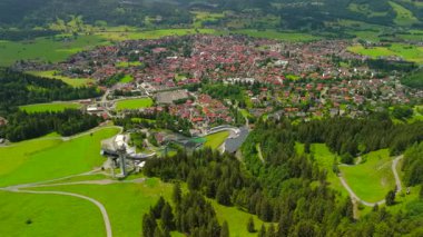 Allgaeu Alplerine kurulmuş Oberstdorf ve ORLEN Kayak Atlama Arena 'nın nefes kesici hava manzarası. Bu ünlü spor salonu ve pitoresk şehir turizm ve macera için en önemli noktalardır.. 