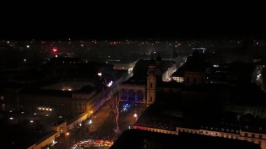 Silvester Muenchen, Deutschland, Odeonsplatz Luftaufnahme. Almanya, Münih 'in hava görüntüsü, canlı yeni yıl arifesi havai fişekleri şehir merkezinde sergileniyor. Funkenregen 'i batır. Selam dur.. 