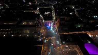 Münih, Almanya 'nın Odeonplatz şehrinde gece yarısı havai fişek ve havai fişek gösterisi. Feldherrnhalle ve Theatinerkirche selamlar. Silvester Feuerwerk süper Munchen Luftaufnahme. 