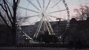 Budapeşte, Macaristan 'da alacakaranlıkta dönme dolap. Elisabeth meydanının alacakaranlıktaki aydınlanmış dönme dolap manzarası. Eğlence parkı kavramı, adil, heyecan verici. Macaristan 'ın başkentine turist gezisi. 