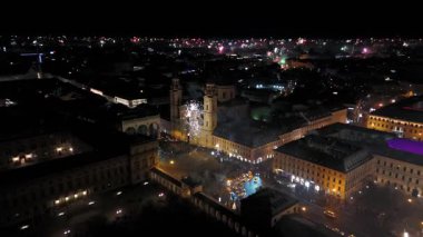 Münih, Almanya 'nın Odeonplatz şehrinde gece yarısı havai fişek ve havai fişek gösterisi. Feldherrnhalle ve Theatinerkirche selamlar. Silvester Feuerwerk süper Munchen Luftaufnahme. 