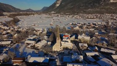 Garmisch-Partenkirchen 'deki Alte Pfarrkirche St. Martin, Deutschland Luftaufnahme im Winter. Eski Kilise ya da Die Alte Kirche, Almanya 'nın kışın hava manzaralı tarihi simgesidir. Kirchturm Luftbildansicht