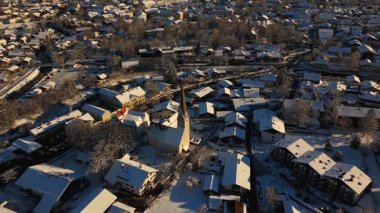 Garmisch-Partenkirchen 'deki Alte Pfarrkirche St. Martin, Deutschland Luftaufnahme im Winter. Eski Kilise ya da Die Alte Kirche, Almanya 'nın kışın hava manzaralı tarihi simgesidir. Kirchturm Luftbildansicht