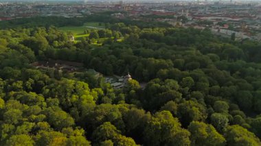 Chinesischer Turm im Englischen Garten Luftaufnahme bei sonnigem Sommerwetter in Munchen, Deutschland. İngiliz Bahçesi 'nde Çin Kulesi Yazın Münih, Almanya' da güneşli hava. 