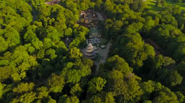 Chinesischer Turm im Englischen Garten Luftaufnahme bei sonnigem Sommerwetter in Munchen, Deutschland. İngiliz Bahçesi 'nde Çin Kulesi Yazın Münih, Almanya' da güneşli hava. 