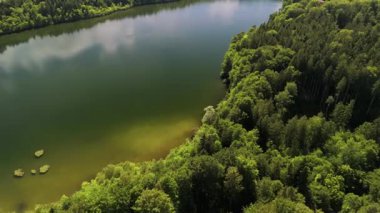 Steinsee bei Munchen Luftaufnahme. Steinsee, Bayern Luftbildansicht 'te. Almanya, Bavyera, Münih yakınlarındaki Stein Gölü hava manzarası. Almanya 'nın en sıcak göllerinden biri. Steinsee orman bölgesinde yer almaktadır.. 