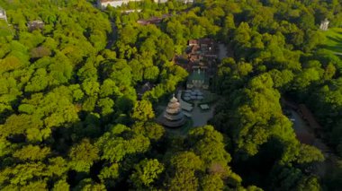 Chinesischer Turm im Englischen Garten Luftaufnahme bei sonnigem Sommerwetter in Munchen, Deutschland. İngiliz Bahçesi 'nde Çin Kulesi Yazın Münih, Almanya' da güneşli hava. 
