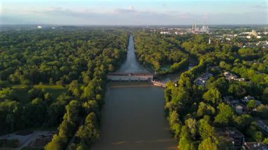 Stauwehr Muenchen, Bayern, Deutschland Luftaufnahme im Sommer. Almanya 'nın Münih' teki Isar Nehri 'ndeki baraj manzarası. İngiliz bahçesinin en üst manzarası ve Isar Nehri üzerindeki baraj.. 