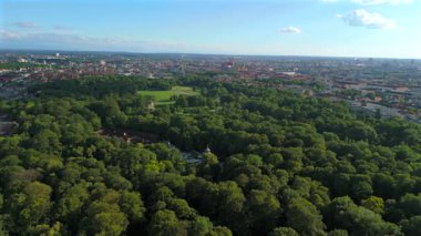 Chinesischer Turm im Englischen Garten Luftaufnahme bei sonnigem Sommerwetter in Munchen, Deutschland. İngiliz Bahçesi 'nde Çin Kulesi Yazın Münih, Almanya' da güneşli hava. 
