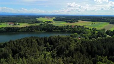 Steinsee bei Munchen Luftaufnahme. Steinsee, Bayern Luftbildansicht 'te. Almanya, Bavyera, Münih yakınlarındaki Stein Gölü hava manzarası. Almanya 'nın en sıcak göllerinden biri. Steinsee orman bölgesinde yer almaktadır.. 