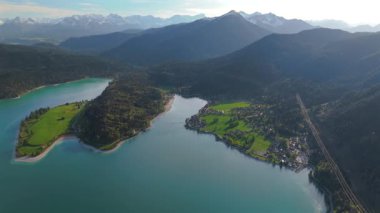 Luftaufnahme Blick auf den Walchensee von der Herzogstanbahn. Herzogstand Dağı, Yukarı Bavyera, Bavyera, Almanya 'da görüldüğü üzere, Walchensee, Zwergern yarımadasında yer alan bir şehirdir.. 