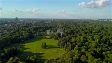 Kleinhesseloher Münih 'teki Englischen Bahçesi, Deutschland Luftaufnahme. İngiliz Bahçesi 'nde göl manzarası, Almanya, Münih. Englische Garten Isar Nehri kıyısında dünyanın en büyük şehir parkları. 