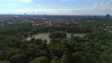 Kleinhesseloher Münih 'teki Englischen Bahçesi, Deutschland Luftaufnahme. İngiliz Bahçesi 'nde göl manzarası, Almanya, Münih. Englische Garten Isar Nehri kıyısında dünyanın en büyük şehir parkları. 