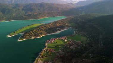 Luftaufnahme Blick auf den Walchensee von der Herzogstanbahn. Herzogstand Dağı, Yukarı Bavyera, Bavyera, Almanya 'da görüldüğü üzere, Walchensee, Zwergern yarımadasında yer alan bir şehirdir.. 