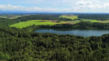 Steinsee bei Munchen Luftaufnahme. Steinsee, Bayern Luftbildansicht 'te. Almanya, Bavyera, Münih yakınlarındaki Stein Gölü hava manzarası. Almanya 'nın en sıcak göllerinden biri. Steinsee orman bölgesinde yer almaktadır.. 