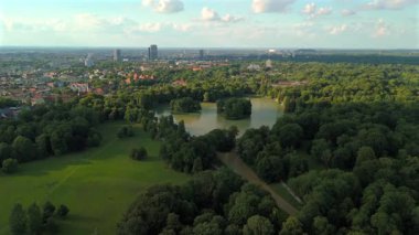 Kleinhesseloher Münih 'teki Englischen Bahçesi, Deutschland Luftaufnahme. İngiliz Bahçesi 'nde göl manzarası, Almanya, Münih. Englische Garten Isar Nehri kıyısında dünyanın en büyük şehir parkları. 