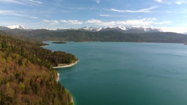 Alpler 'in havadan görünüşü ve Bavyera, Almanya' da turkuaz suyla Walchensee Gölü. Bayern, Deutschland 'da Luftaufnahme der bayerischen Alpen und Walchensee. Walchensee Gölü. 