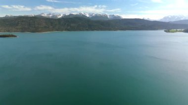 Alpler 'in havadan görünüşü ve Bavyera, Almanya' da turkuaz suyla Walchensee Gölü. Bayern, Deutschland 'da Luftaufnahme der bayerischen Alpen und Walchensee. Walchensee Gölü. 